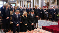 Μνημόσυνο τέως βασιλιά Κωνσταντίνου: Συγκίνηση στη Μητρόπολη - Γονάτισαν τα παιδιά του