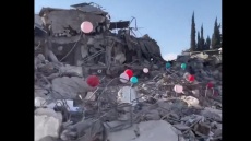 Σεισμός στην Τουρκία: Κρέμασαν μπαλόνια στα συντρίμμια για τα παιδιά που χάθηκαν - Συγκινητικό βίντεο