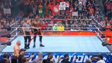 Σουβλάκι κοτόπουλο με πίτα ζήτησαν Έλληνες με σημαία του Ολυμπιακού σε αγώνα του WWE - Δείτε βίντεο