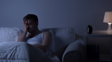 Δεν κοιμάστε καλά τα βράδια; Ποιος σοβαρός κίνδυνος απειλεί την καρδιά σας