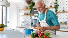 Καρκίνος Προστάτη: Η διατροφή που μειώνει πάνω από 50% τον κίνδυνο εξέλιξης και υποτροπής