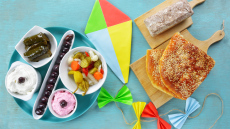 8 παραδοσιακά προϊόντα για την Καθαρή Δευτέρα: ταραμοσαλάτα με κρόκο Κοζάνης, φακές τουρσί με ρέγκα, καπνιστά μύδια