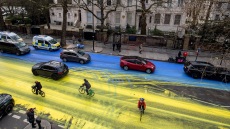 Βρετανία: Ακτιβιστές ζωγράφισαν την ουκρανική σημαία έξω από τη ρωσική πρεσβεία στο Λονδίνο