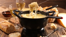 Βραδιά φοντί στο σπίτι: Όλα όσα χρειάζεστε