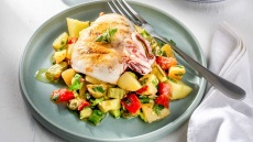 Καλαμάρια στη σχάρα με ζεστή πατατοσαλάτα