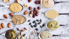 10 πεντανόστιμα θρεπτικά καρποβούτυρα: φιστίκι με λεμόνι και θυμάρι, φουντούκι με χουρμά και κακάο, κάσιους με σκόρδο