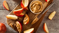 Εύκολο vegan σνακ με μήλο και φιστικοβούτυρο, έτοιμο σε 5 λεπτά