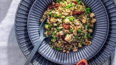 Τρίχρωμη σαλάτα φακές, σιτάρι, αρακά και σος σαγκουίνι