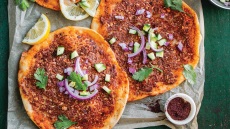 Vegan λαχματζούν από κουνουπίδι