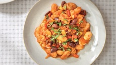 Γίγαντες φούρνου με μείγμα tikka masala και ελιές