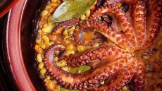 Χταποδάκι με μαυρομάτικα φασόλια στη γάστρα