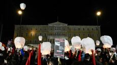 Σύγκρουση τρένων στη Λάρισα - Σύνταγμα: Συγκέντρωση διαμαρτυρίας της ΚΝΕ - Φαναράκια στον ουρανό για τους νεκρούς (φωτογραφίες)