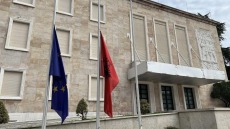 Αλβανία: Μεσίστιες οι σημαίες – Ημέρα εθνικού πένθους για την τραγωδία στα Τέμπη