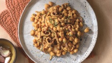 Ρεβίθια σαλάτα µε ταχίνι και πικάντικο θράψαλο