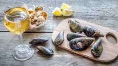 Wine pairing: Με ποια κρασιά ταιριάζουν τα ψάρια και τα θαλασσινά