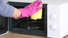 Πώς να καθαρίσετε τον φούρνο μικροκυμάτων σας από τις πιτσιλιές