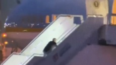 Τζο Μπάιντεν: Σκόνταψε ξανά ανεβαίνοντας τη σκάλα του Air Force One