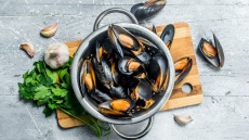 Μύδια: Ο Δ. Παπαζυμούρης μάς μιλά για το καθάρισμα και το μαγείρεμά τους (+συνταγές)