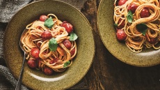 Εύκολο σπαγγέτι με ντοματίνια και βασιλικό, έτοιμο σε 20′