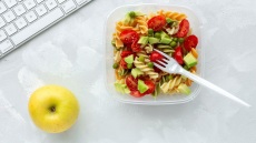 Νηστίσιμες προτάσεις για το ταπεράκι του γραφείου