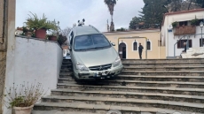 Καλαμάτα: Οδηγός 92 ετών κατέβηκε σκαλιά... με το αυτοκίνητο - Δείτε φωτογραφίες