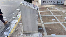 Απεργία σήμερα: Κουκουλοφόροι έσπασαν το μνημείο για τα θύματα της Marfin