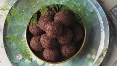 Φτιάχνουμε νηστίσιμες τρούφες σοκολάτας 