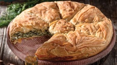 Χωριάτικη πίτα με σέσκουλα και σπανάκι