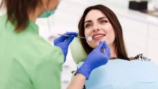 Δεν προσέχετε τα δόντια σας; Η επίσκεψη στον οδοντίατρο μπορεί να σας γλιτώσει από αυτή την αυτάνοση νόσο