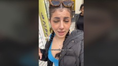 «Κοντέψαμε να πεθάνουμε στην Ελλάδα» - Τουρίστρια τα... είδε όλα με τη διαδήλωση στο Σύνταγμα για τα Τέμπη (βίντεο)