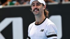 Τζόρνταν Τόμπσον: Ο τενίστας που απέκλεισε τον Τσιτσιπά είναι ο σωσίας του Super Mario και τον αγαπούν οι γυναίκες 