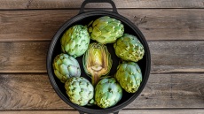 Αγκινάρα: Ο Δ. Παπαζυμούρης μάς αναλύει τα μυστικά της στην κουζίνα (+συνταγές)