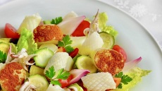 Πατατοσαλάτα με καλαμάρι, ελιές και ρίγανη