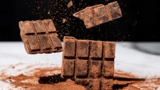 Έρευνα του Cantina: Τι κρύβεται μέσα στη μαύρη σοκολάτα;
