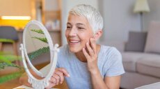 Δέρμα: Γιατί λεπταίνει καθώς μεγαλώνουμε – Tips που σβήνουν τα σημάδια του χρόνου