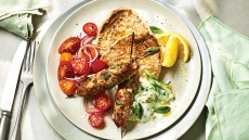 Κεμπάπ γαλοπούλας σε αραβικές πίτες