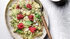 Σαλάτα με κινόα, αβοκάντο και σμέουρα