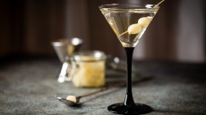 Gibson: Ένα κλασικό κοκτέιλ με πικλαρισμένα κρεμμύδια