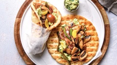 Vegan σουβλάκι με μανιτάρια, πιπεριές και γουακαμόλε