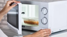 Φούρνος μικροκυμάτων: Ποια είναι τα κατάλληλα τάπερ για να ζεστάνουμε το φαγητό μας;