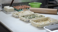 Επισκεφθήκαμε εργαστήριο που φτιάχνει παραδοσιακές πίτες στην Αθήνα