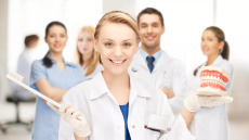 Στοματική υγεία: Τι καλύπτουν και τι εξαιρούν τα συμβόλαια υγείας