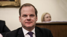 Τραγωδία στα Τέμπη: Στην επιτροπή Θεσμών και Διαφάνειας Καραμανλής, Σπίρτζης, Γεραπετρίτης, Χρυσοχοΐδης