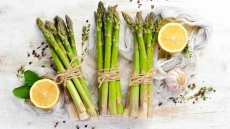 Σπαράγγια: Ο Δ. Παπαζυμούρης μάς προτείνει πώς να τα μαγειρέψουμε (+συνταγές)