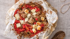 Χοιρινή σπάλα στη λαδόκολλα