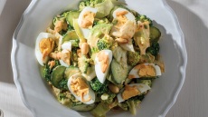 Σαλάτα με μπρόκολο, αβοκάντο και αυγά