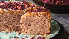 Κέικ με ελαιόλαδο και φράουλα από τον Στέλιο Παρλιάρο