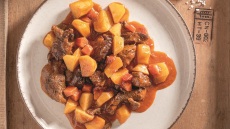 Μοσχαράκι ραγού με πατάτες