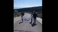 25η Μαρτίου: Συγκινητική η παρέλαση των δύο μαθητών στη Γαύδο