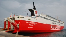 Μηχανική βλάβη στο «Fast Ferries Andros» στο λιμάνι της Μυκόνου